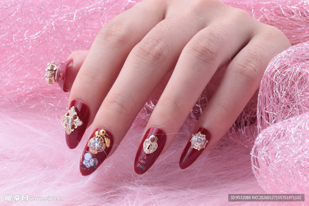 精致红色美甲配璀璨装饰