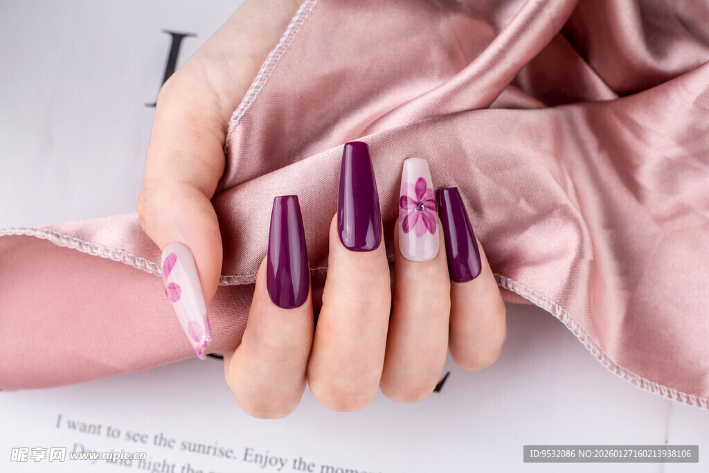 优雅紫色美甲特写