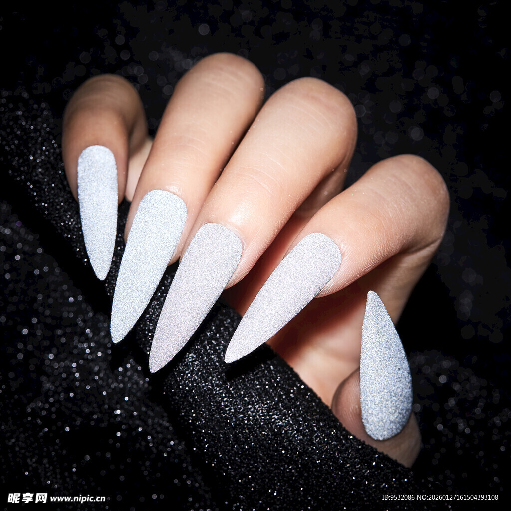 白色尖形美甲特写
