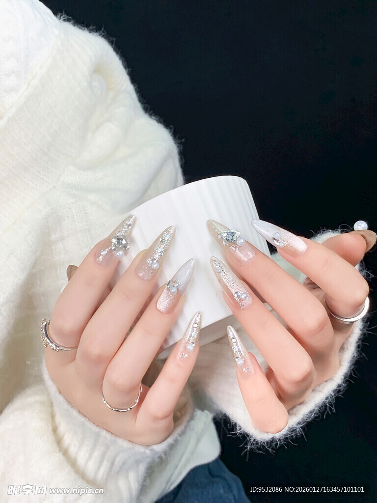 精致美甲手部特写展示