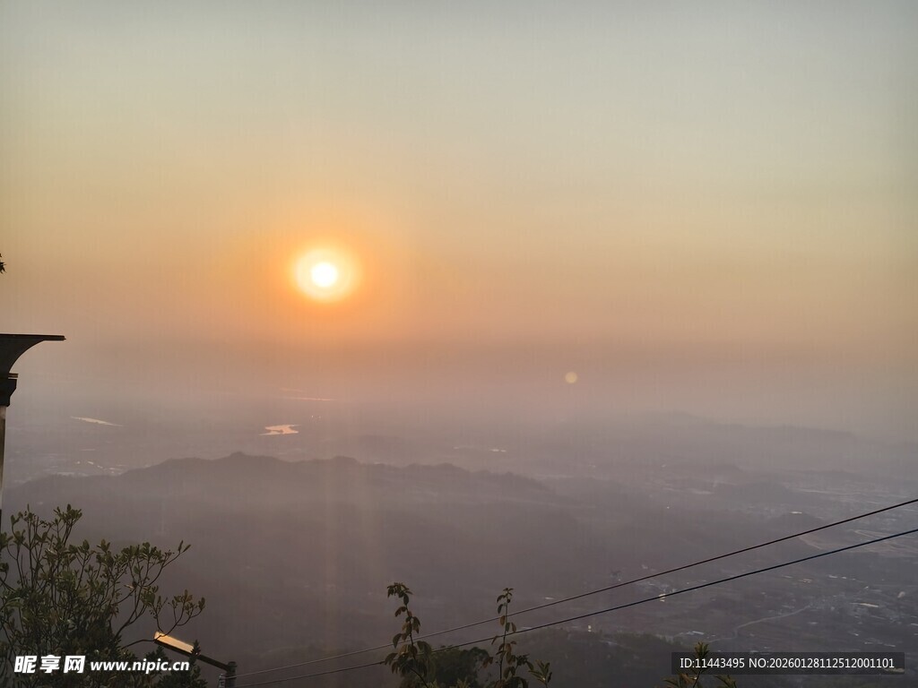 山顶观日出美景