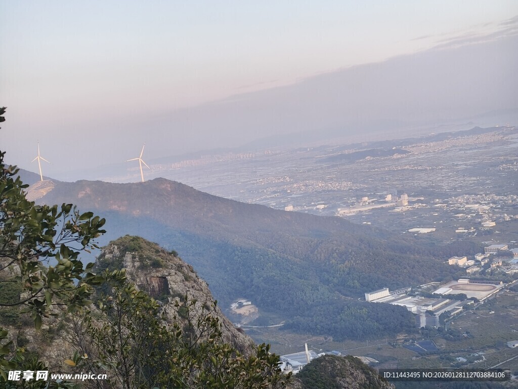 山巅俯瞰城市与山峦美景