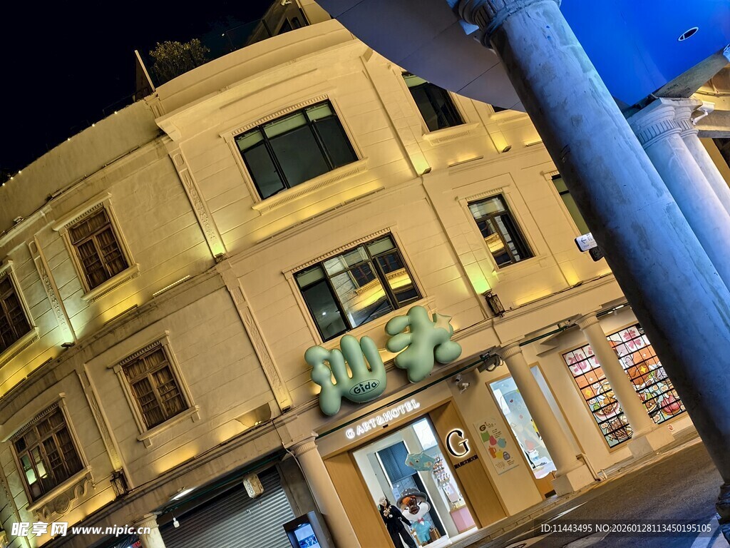 夜晚街边的精致建筑