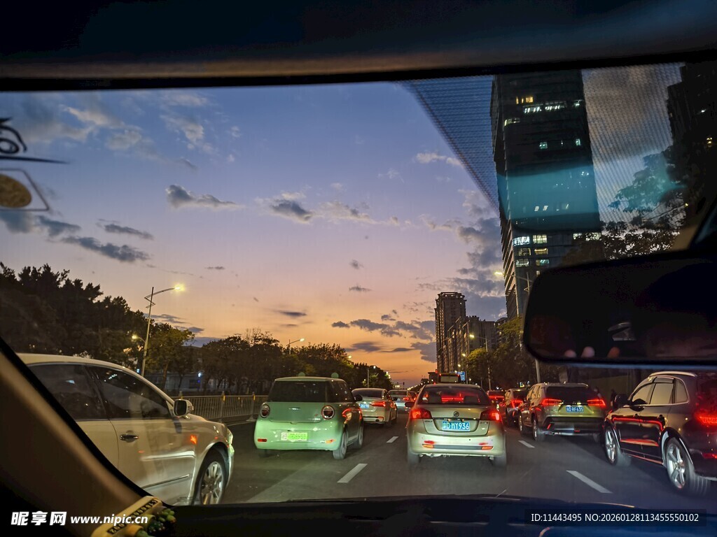 黄昏城市道路拥堵景象