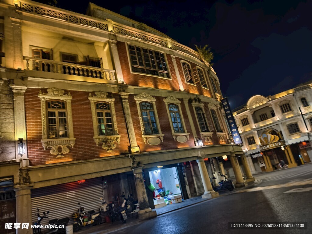夜晚古雅建筑街景