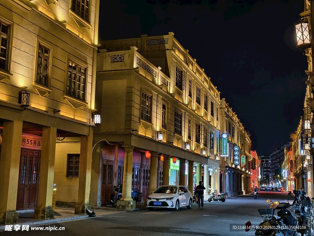 夜晚繁华街道的欧式建筑