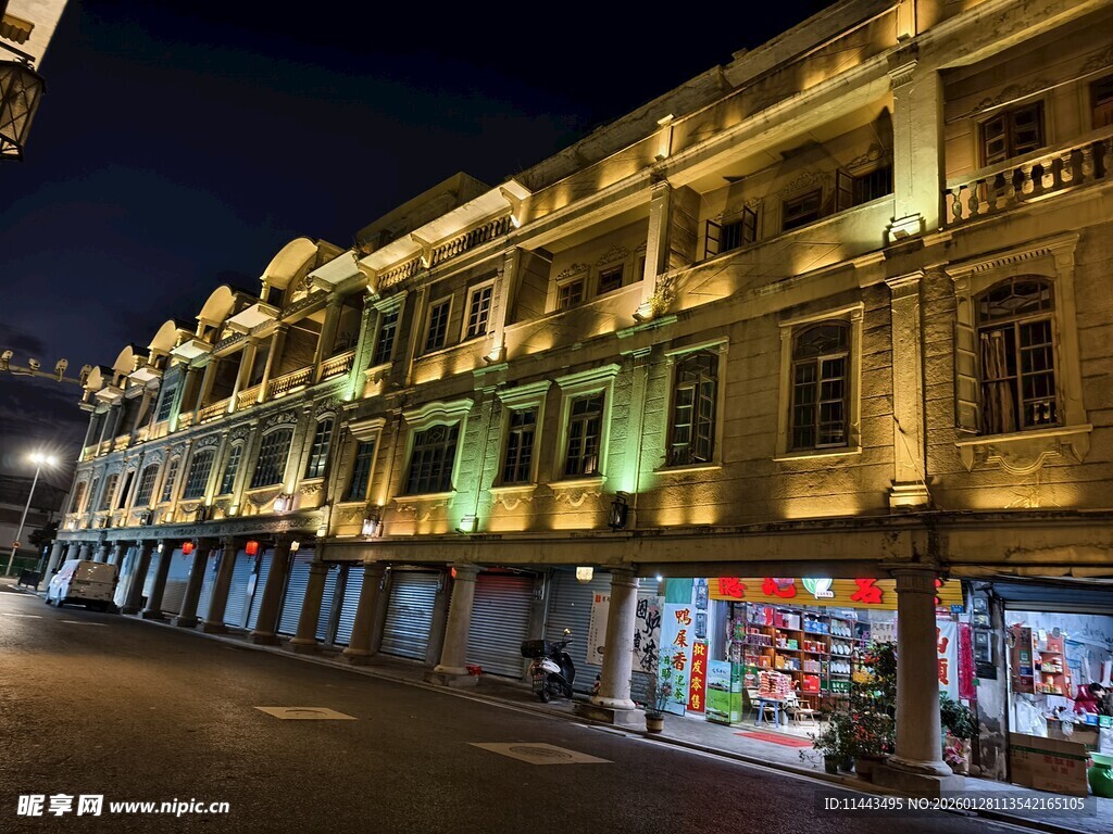 夜晚繁华的欧式风格商业街