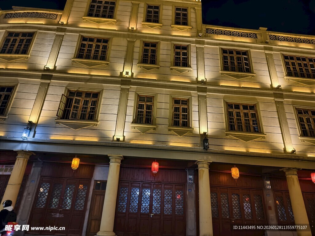 复古风格夜间建筑外观