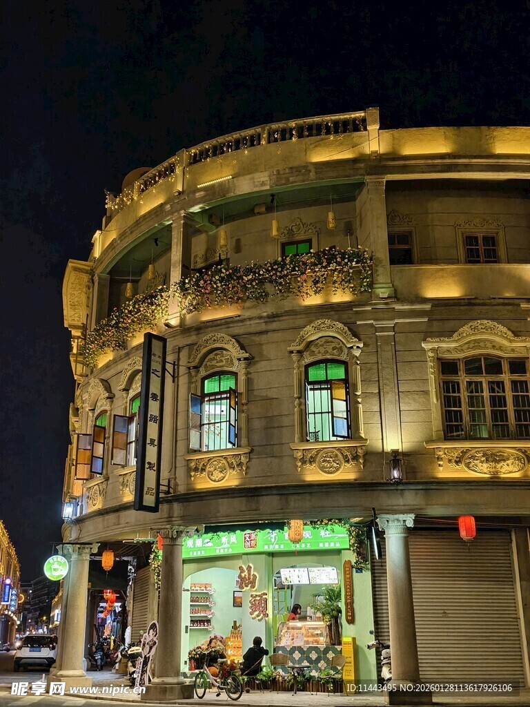 夜晚街角的复古灯光店铺