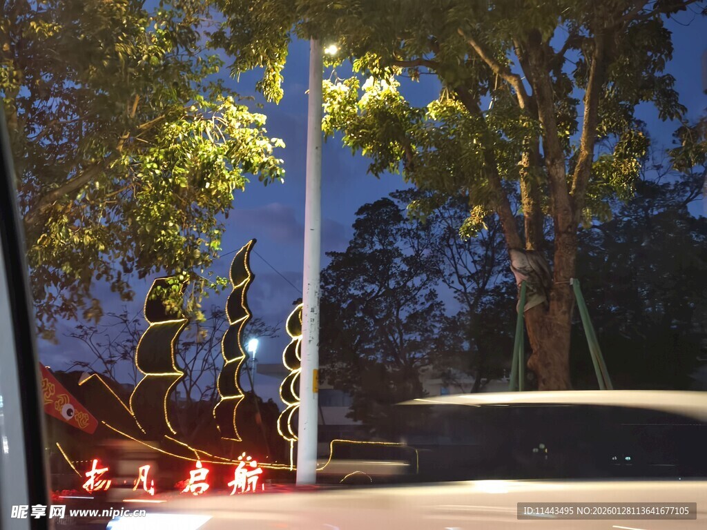 夜晚车窗外的街景