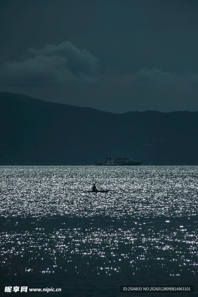 海上孤影 静谧夜色之景