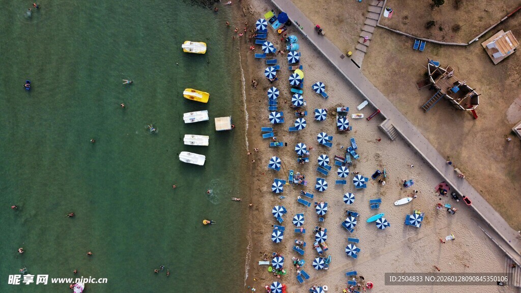 俯瞰热闹的海滨沙滩场景
