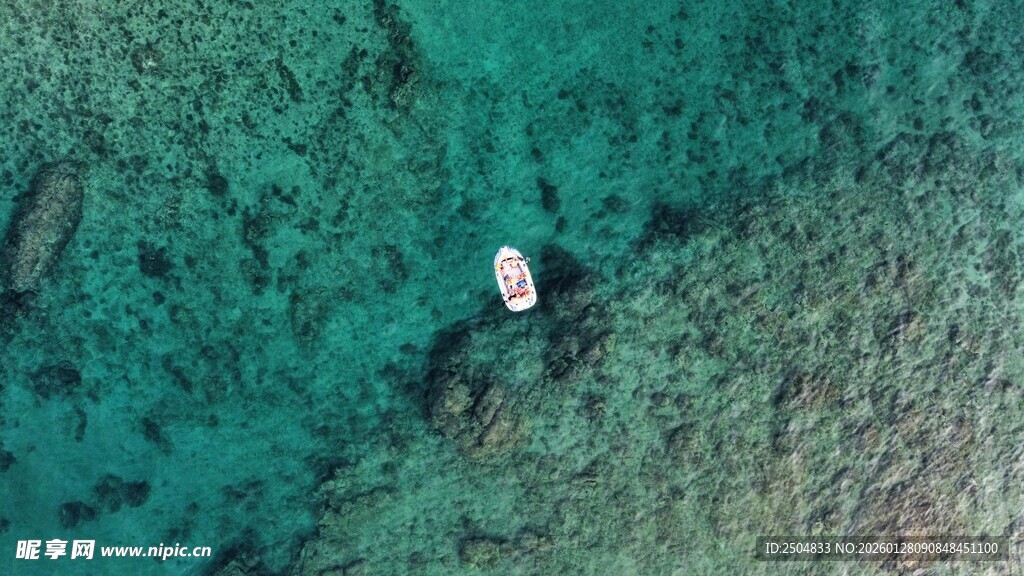 海上单人皮划艇俯瞰美景