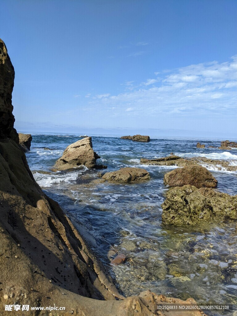 海边嶙峋礁石与清澈海水