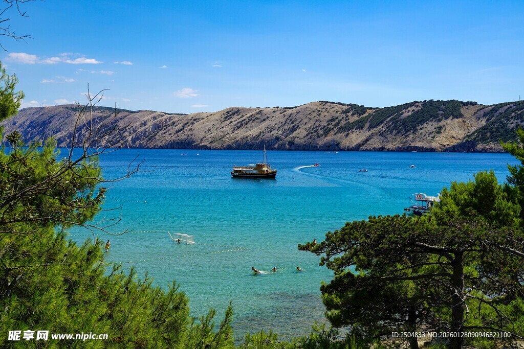 碧海蓝天间的美丽海滨风光