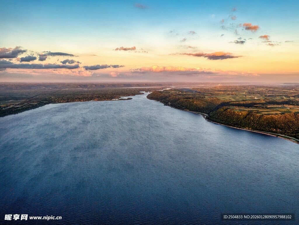 壮丽河畔日落美景