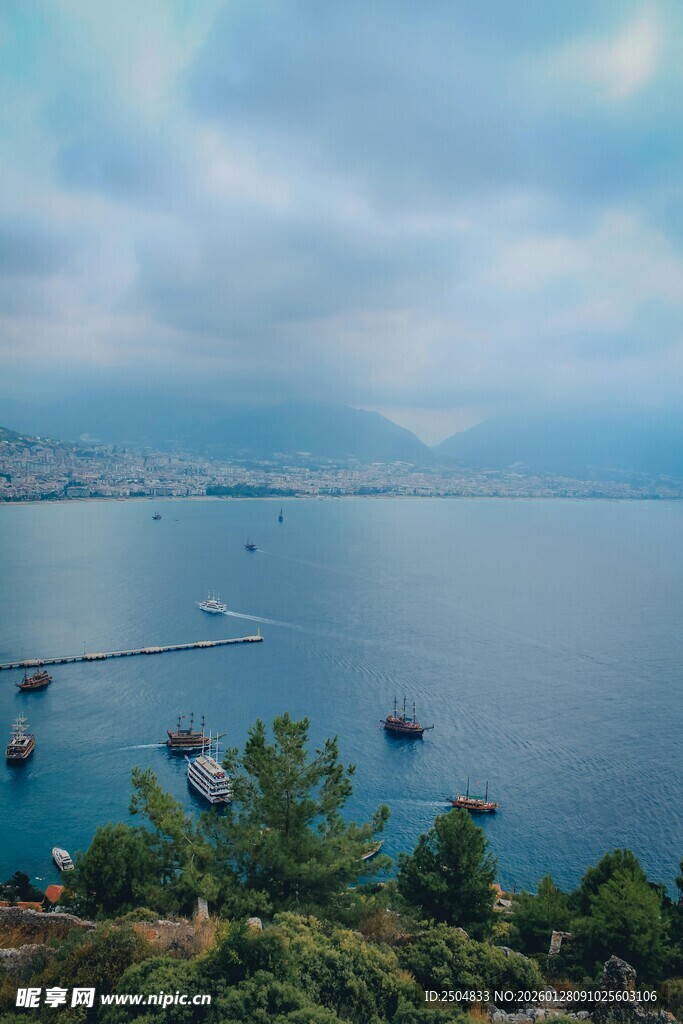 海边美景 海面船只与远山