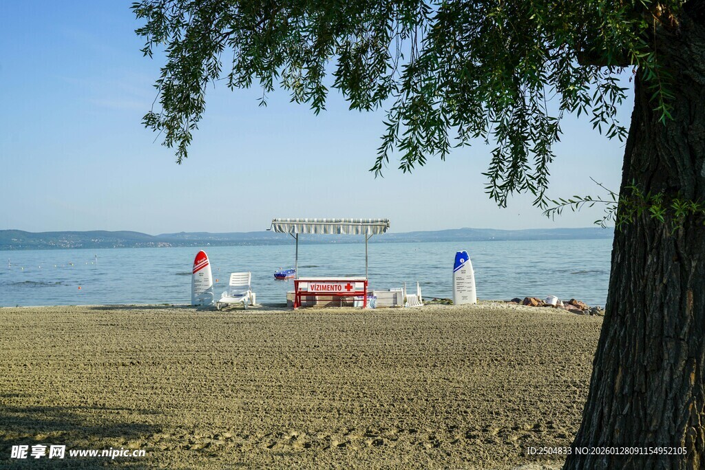 湖畔沙滩休闲场景