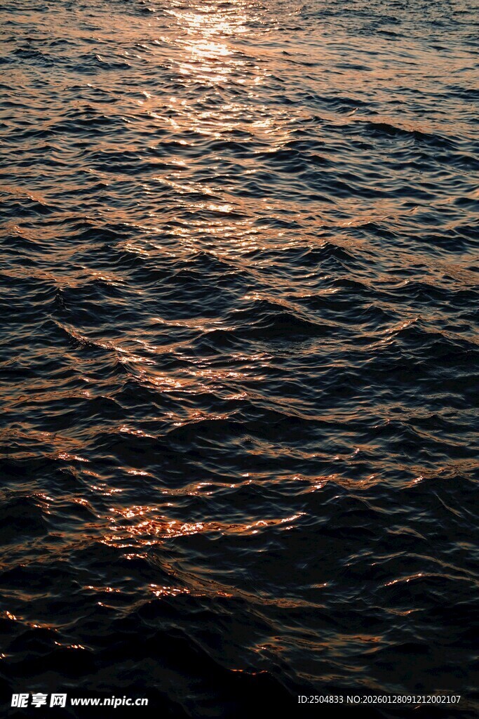 夕阳下波光粼粼的海面