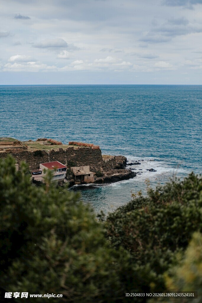 海岸风光 绿植环绕的蓝色海域