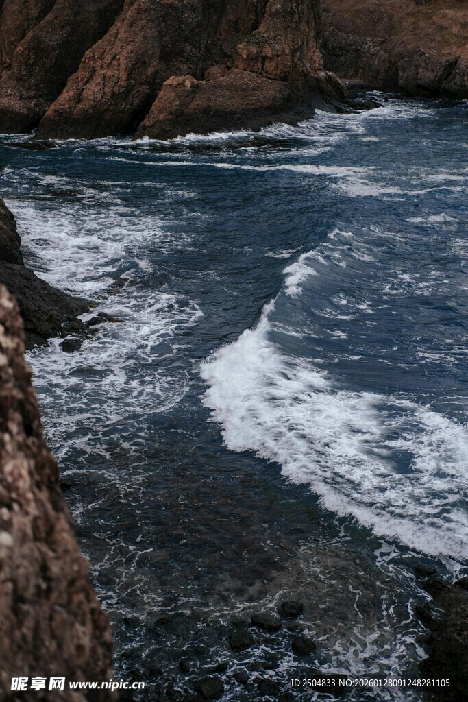 海边礁石与翻涌海浪