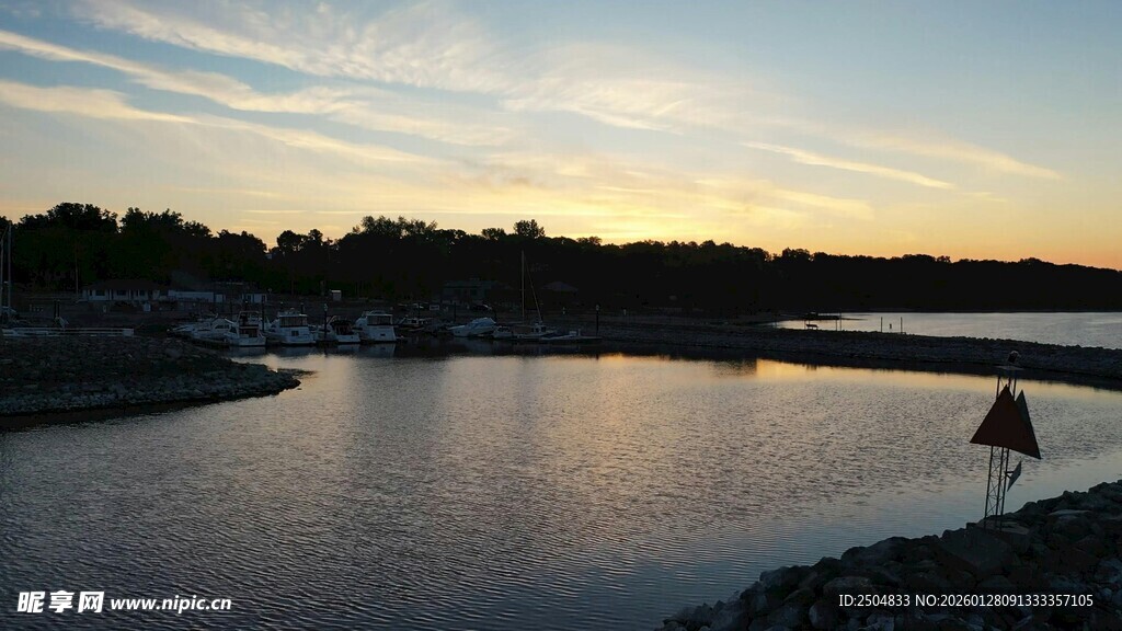 夕阳下宁静的水域风光