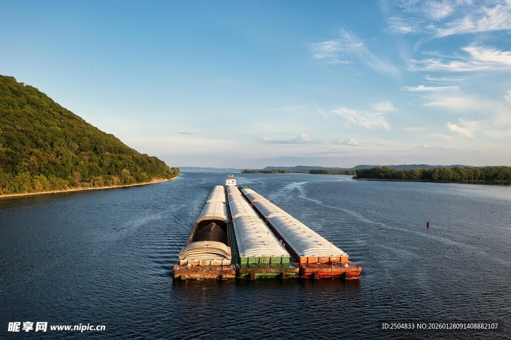 河上驳船运输景象