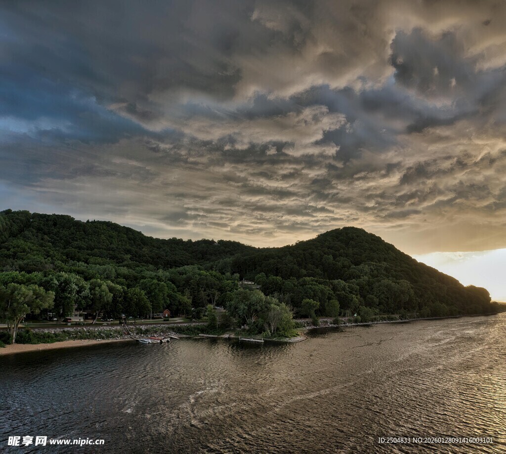黄昏湖畔山林壮丽景观