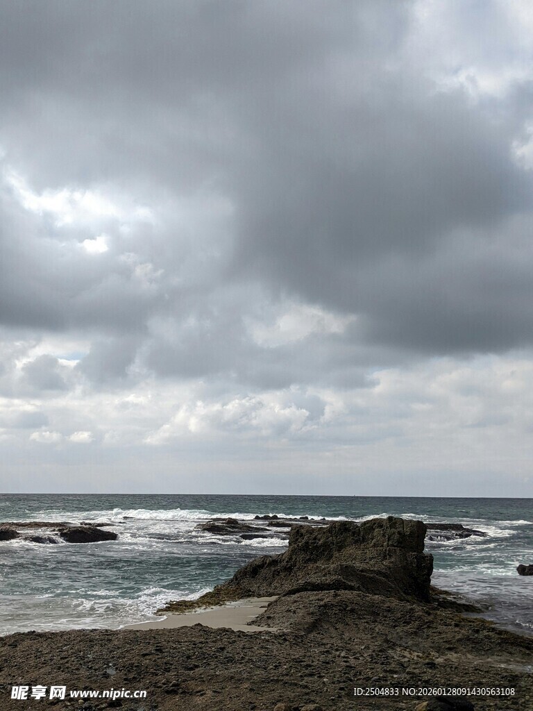 海边阴云下的礁石景观