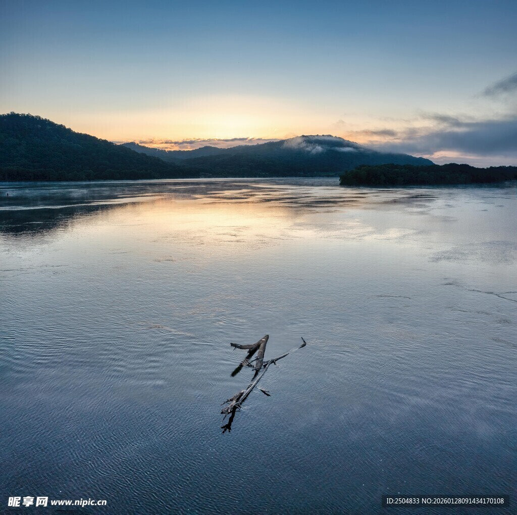 宁静湖面的日出倒影美景