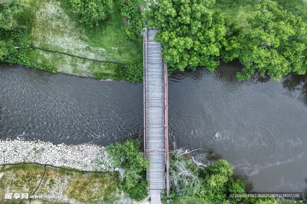 俯瞰河流上的狭长桥梁