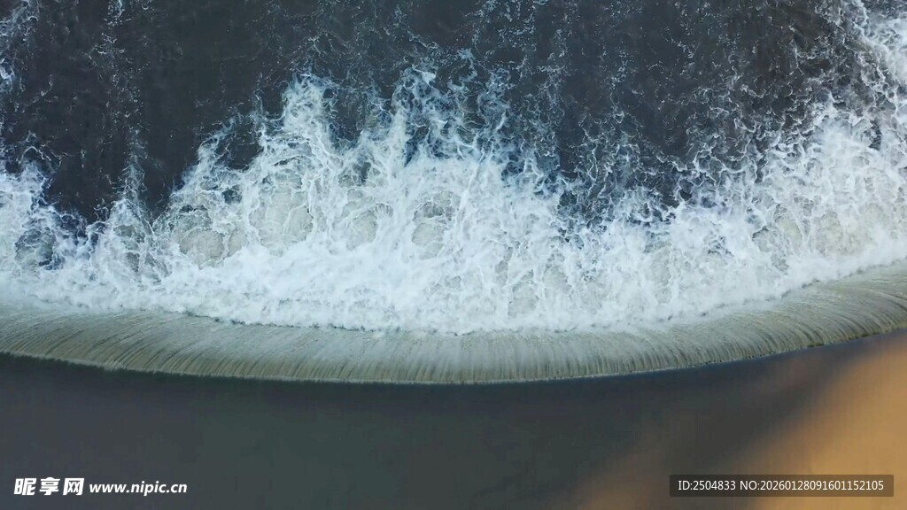 海浪拍打沙滩瞬间