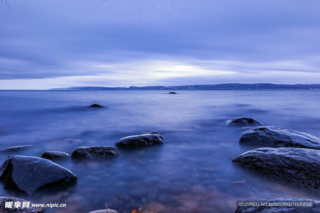 宁静海边的岩石与暮色