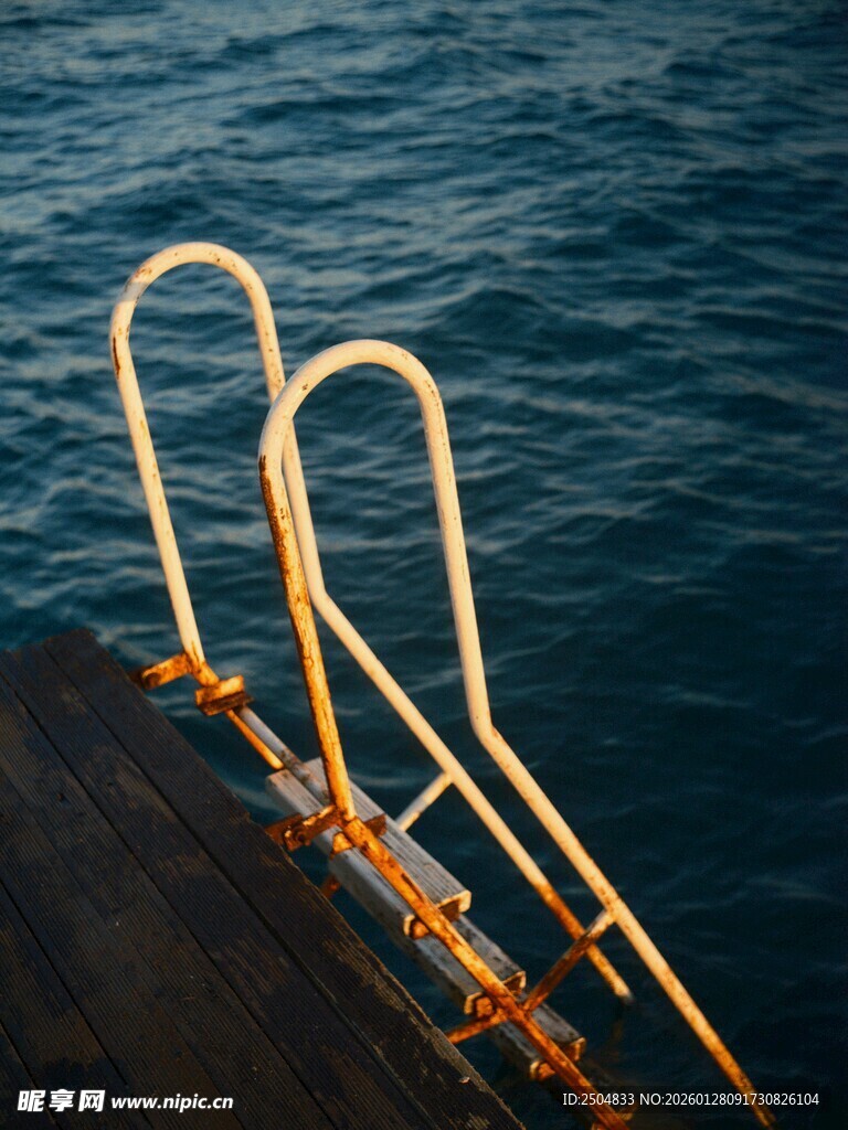 船边金属扶梯伸向大海