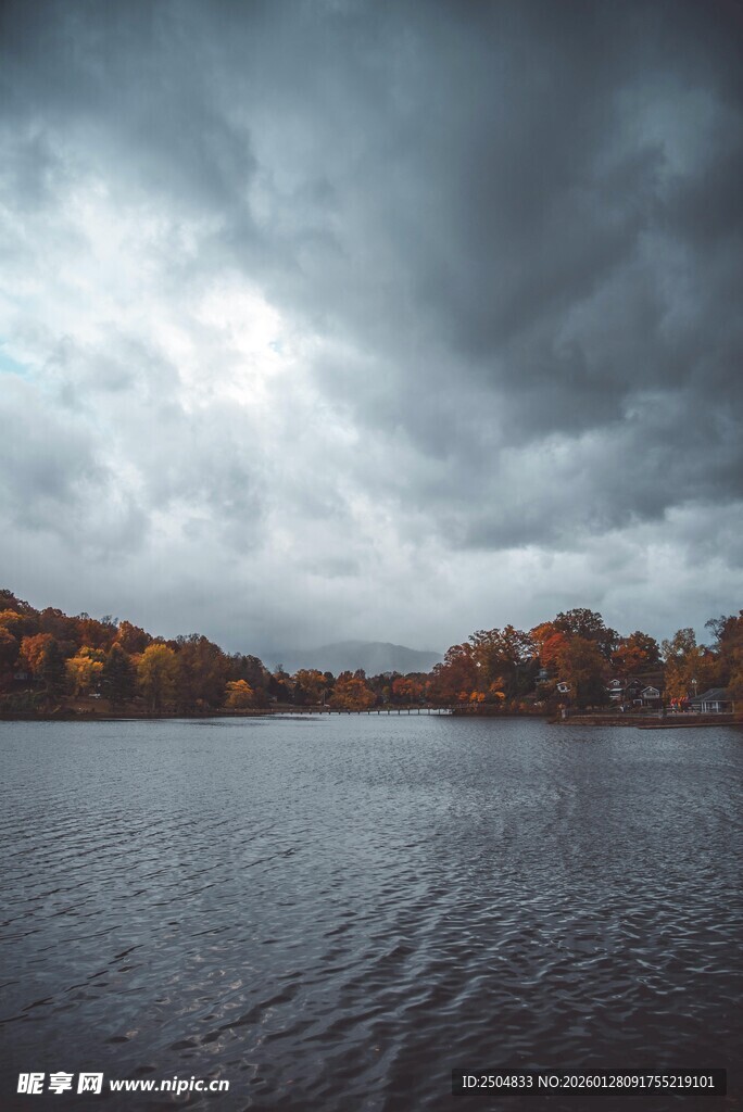 阴云下的宁静湖泊秋景