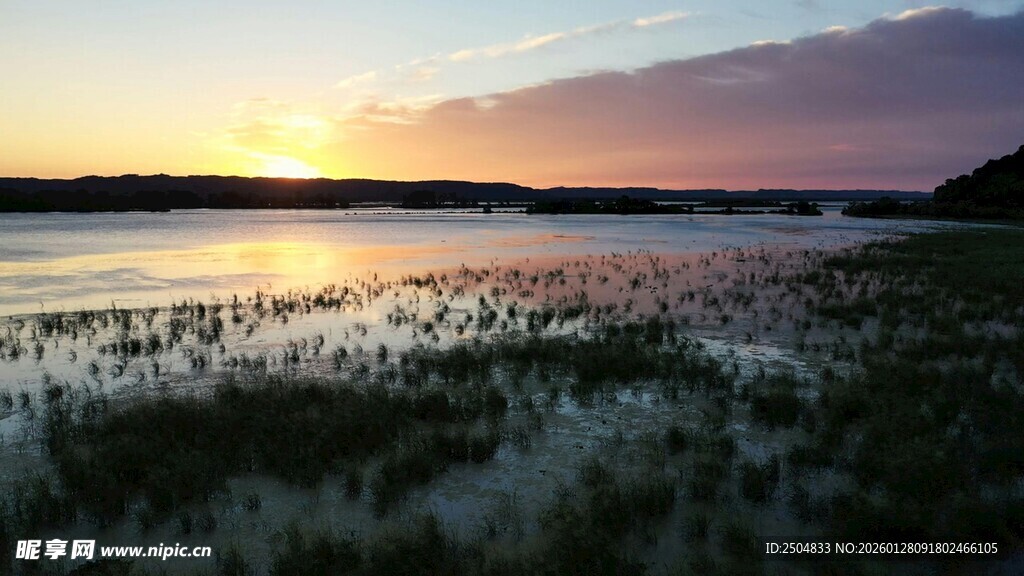 日落时分的湿地美景