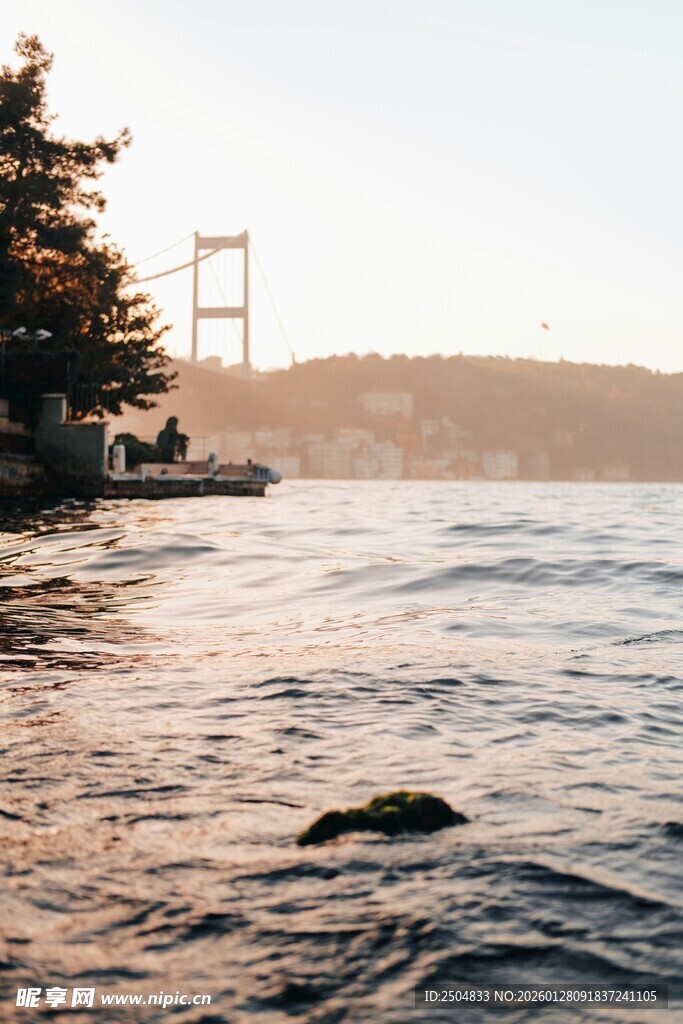 海边远眺桥梁美景