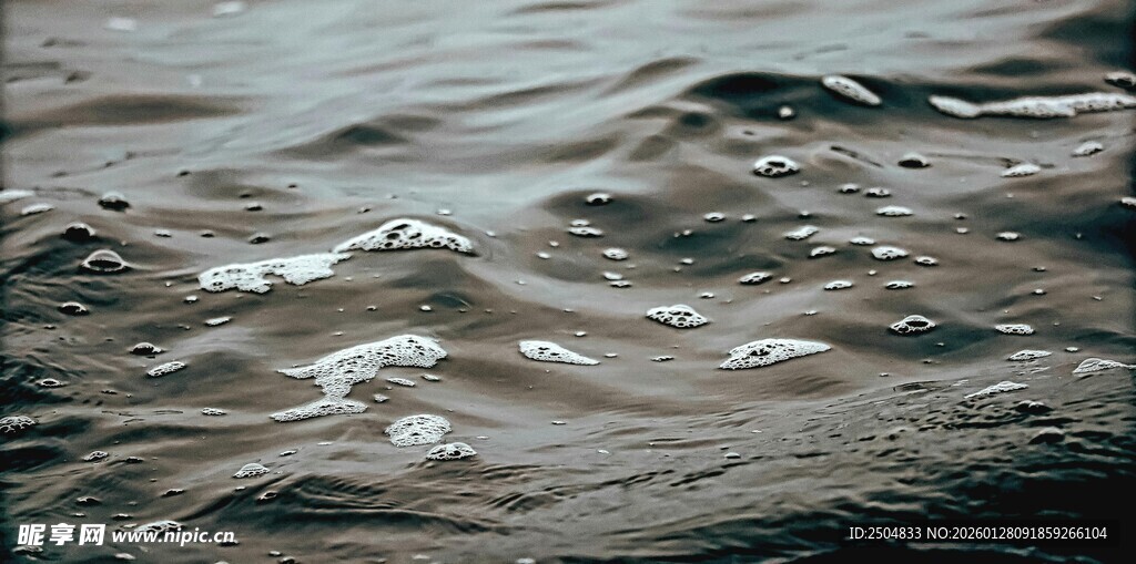 波光粼粼的水面