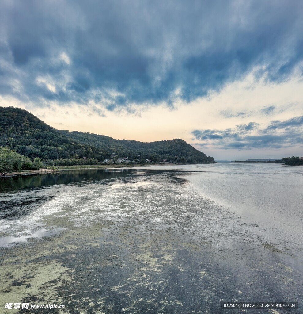 湖畔风云 水波荡漾之景