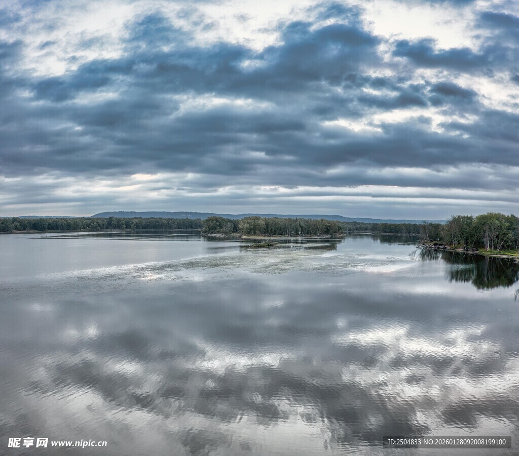 湖面倒映天空云朵美景