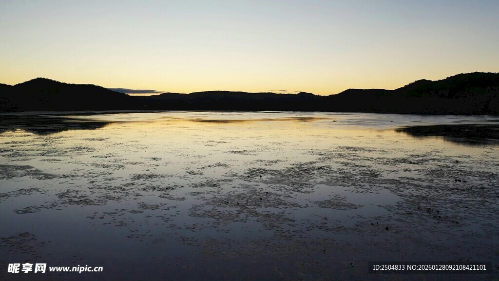 黄昏下平静的水面景色