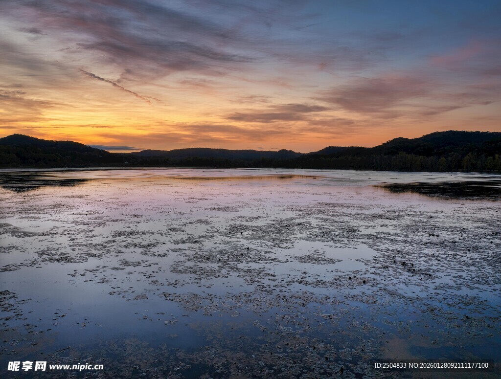 湖畔绝美日落景观