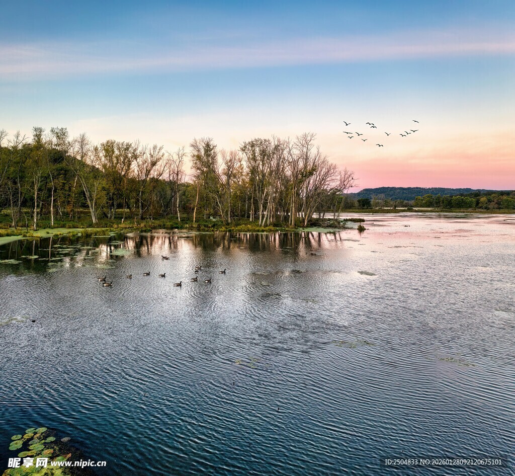 湖畔黄昏美景
