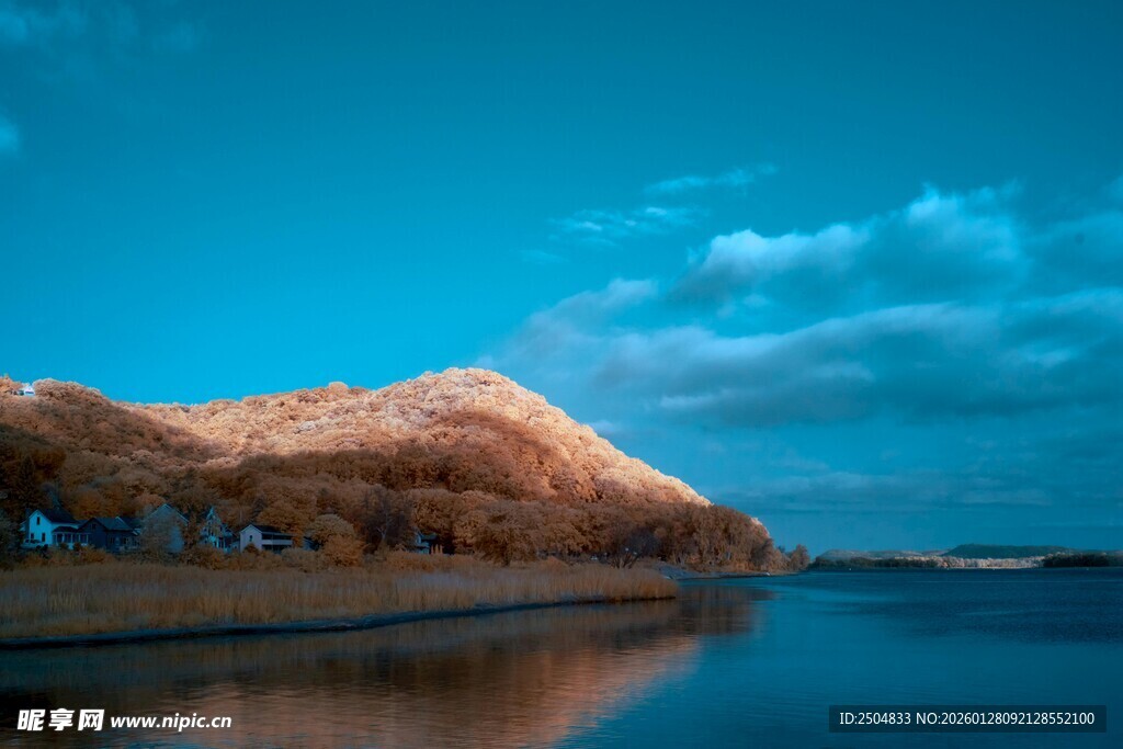 湖畔暮色中的独特山丘