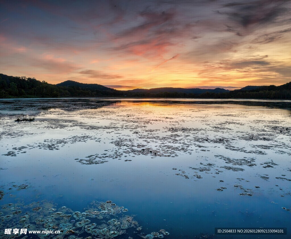 湖畔绝美日落倒影景观