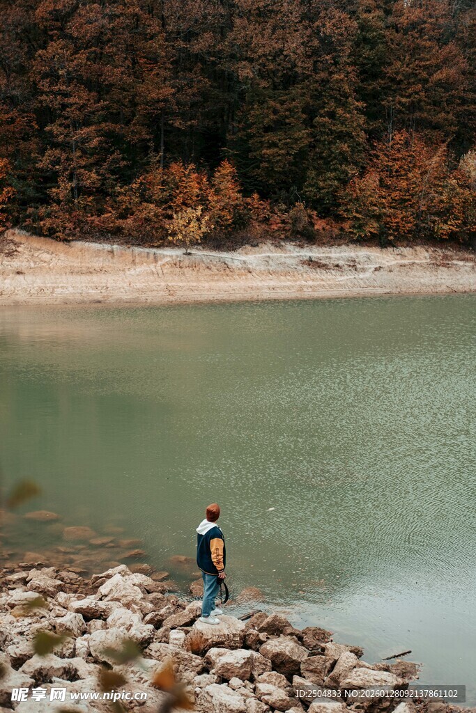 湖畔单人赏景