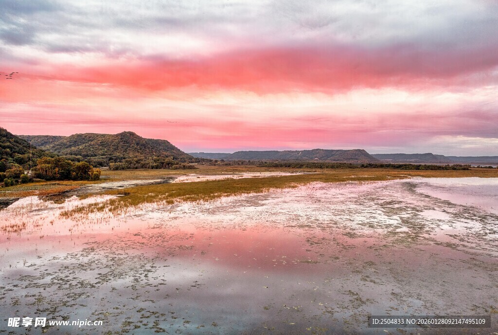 梦幻粉霞下的静谧水域