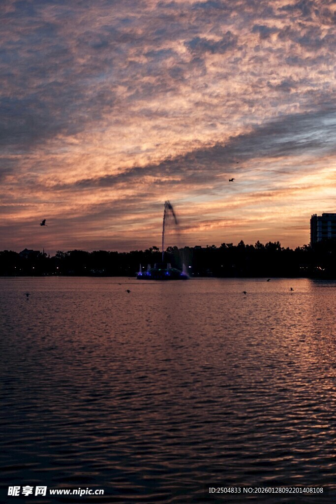 湖畔夕阳下的摩天轮美景