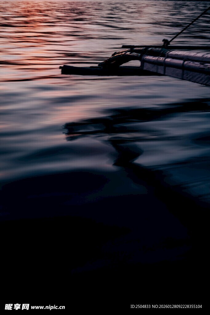 夕阳下的波光粼粼水面