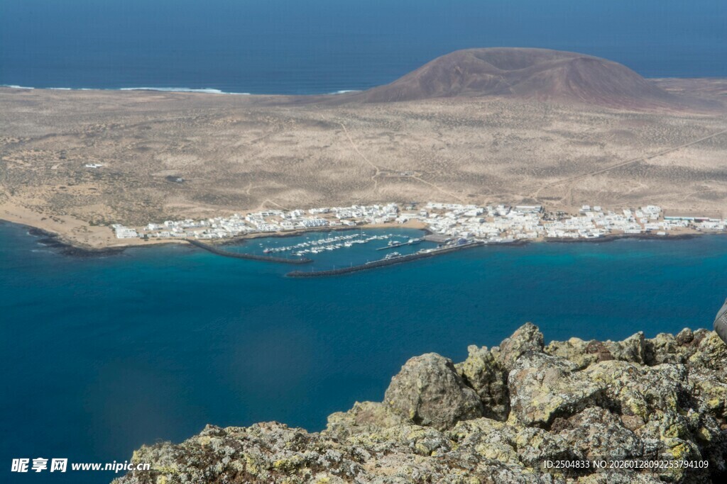 俯瞰蓝色海湾与岸边小镇